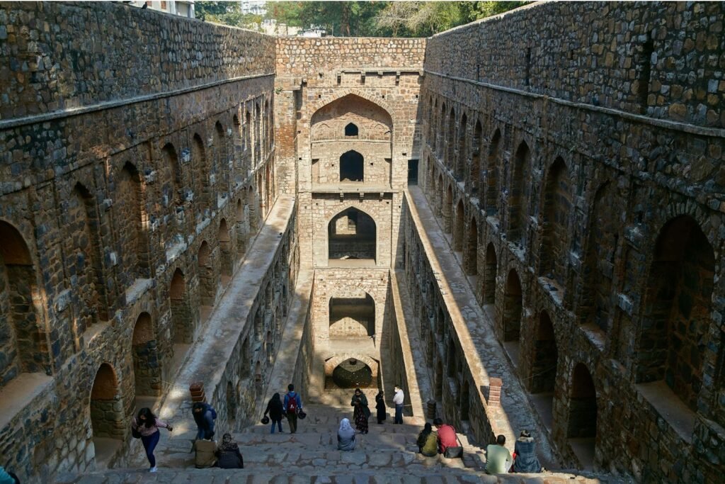 Ugrasen Ki Baoli nearest metro station