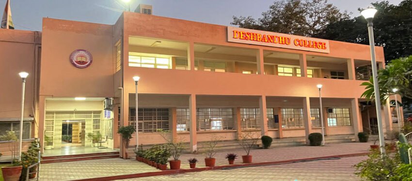 nearest metro station to Deshbandhu College