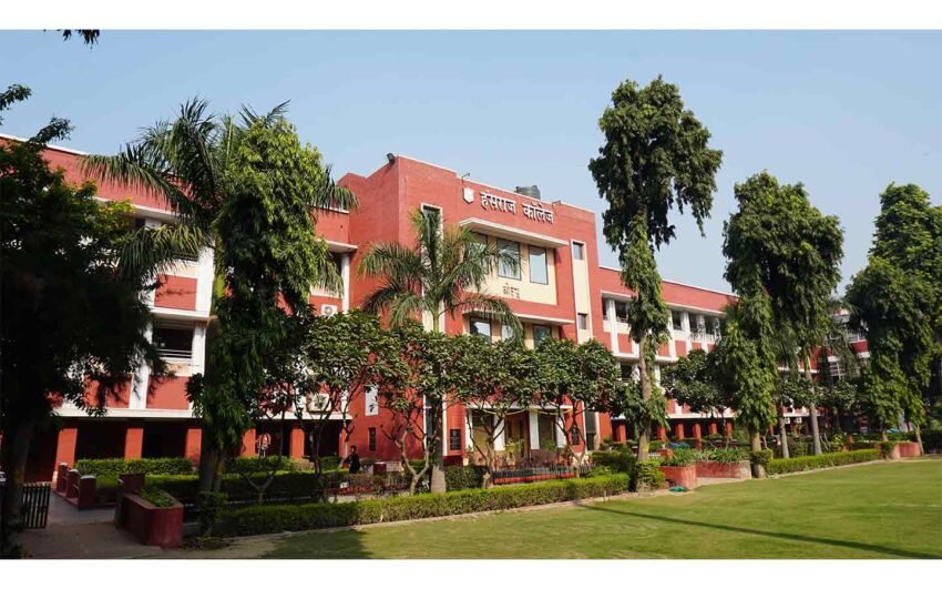 nearest metro station to hansraj college